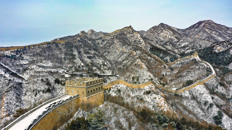 The Great Wall is an immense defensive structure constructed in ancient China(图2)