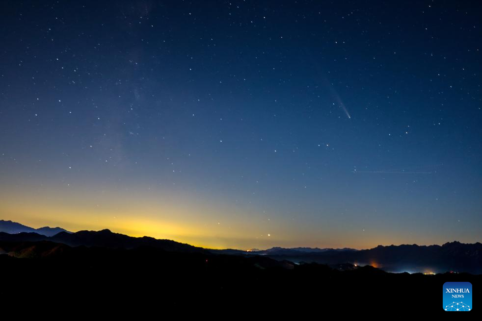 Comet C/2023 A3 seen above Great Wall in Beijing(图2)