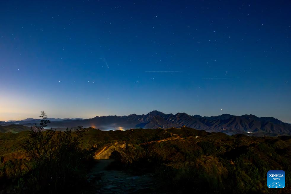 Comet C/2023 A3 seen above Great Wall in Beijing(图1)