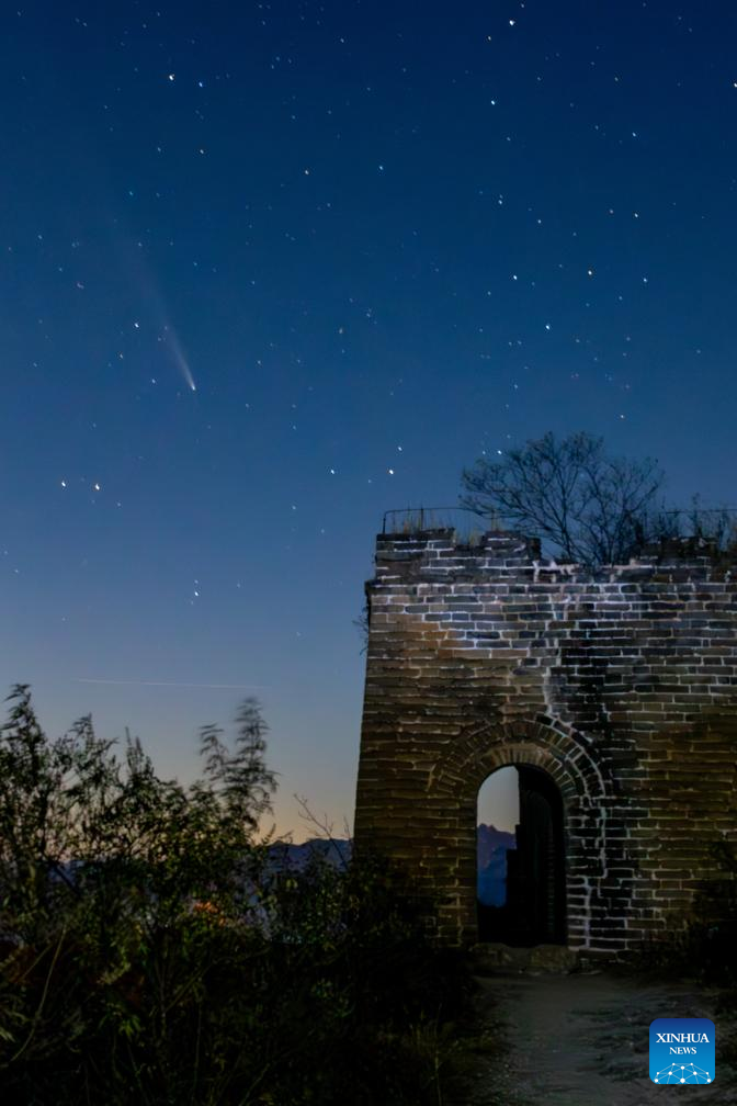 Comet C/2023 A3 seen above Great Wall in Beijing(图3)