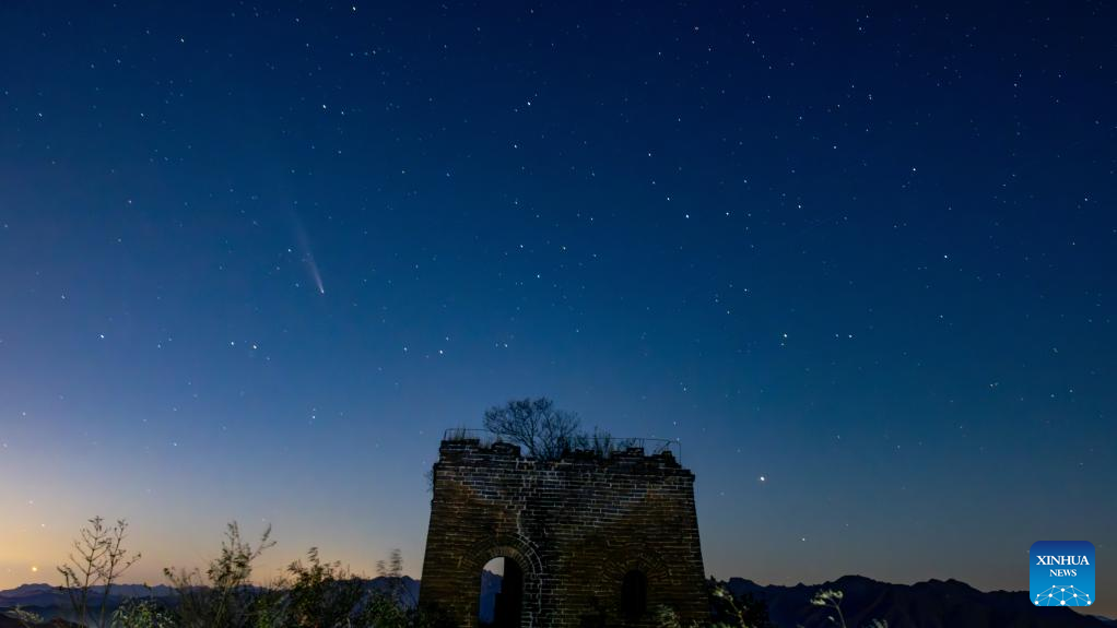 Comet C/2023 A3 seen above Great Wall in Beijing(图4)