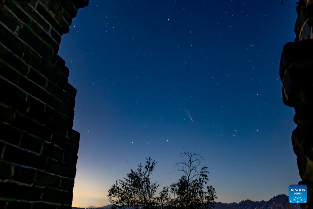 Comet C/2023 A3 seen above Great Wall in Beijing(图6)