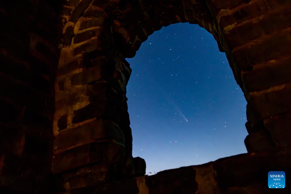 Comet C/2023 A3 seen above Great Wall in Beijing(图5)