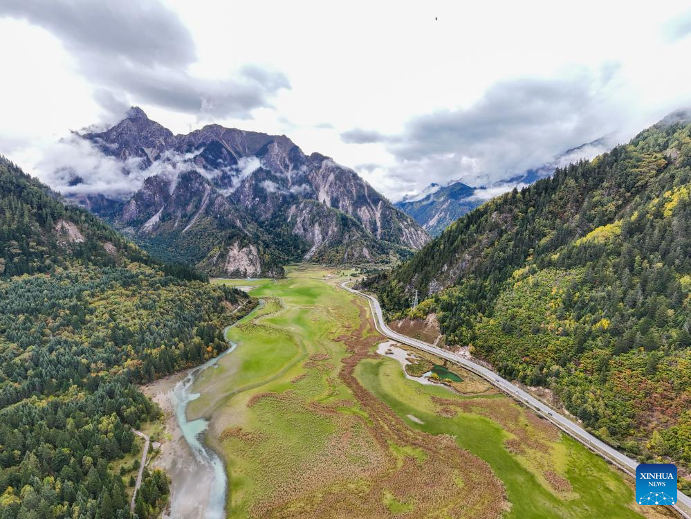 Autumn view of Jiuzhaigou in Chinas Sichuan(图1)