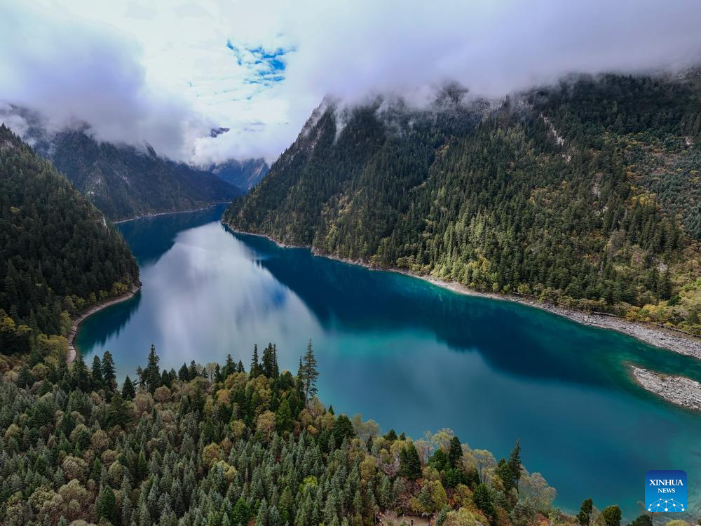 Autumn view of Jiuzhaigou in Chinas Sichuan(图2)