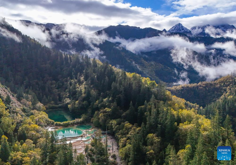 Autumn view of Jiuzhaigou in Chinas Sichuan(图6)