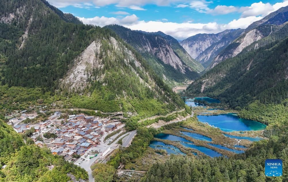 Autumn view of Jiuzhaigou in Chinas Sichuan(图7)