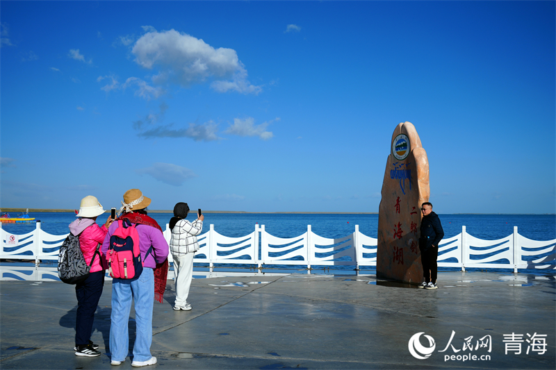 Vibrant autumn in Qinghai Lake, Chinas largest inland saltwater lake(图2)