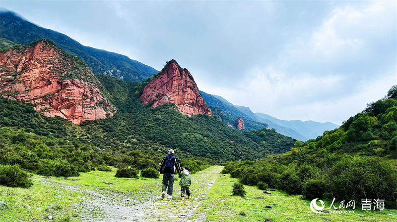 Stunning autumn scenery enchants visitors in NW Chinas Qinghai(图2)