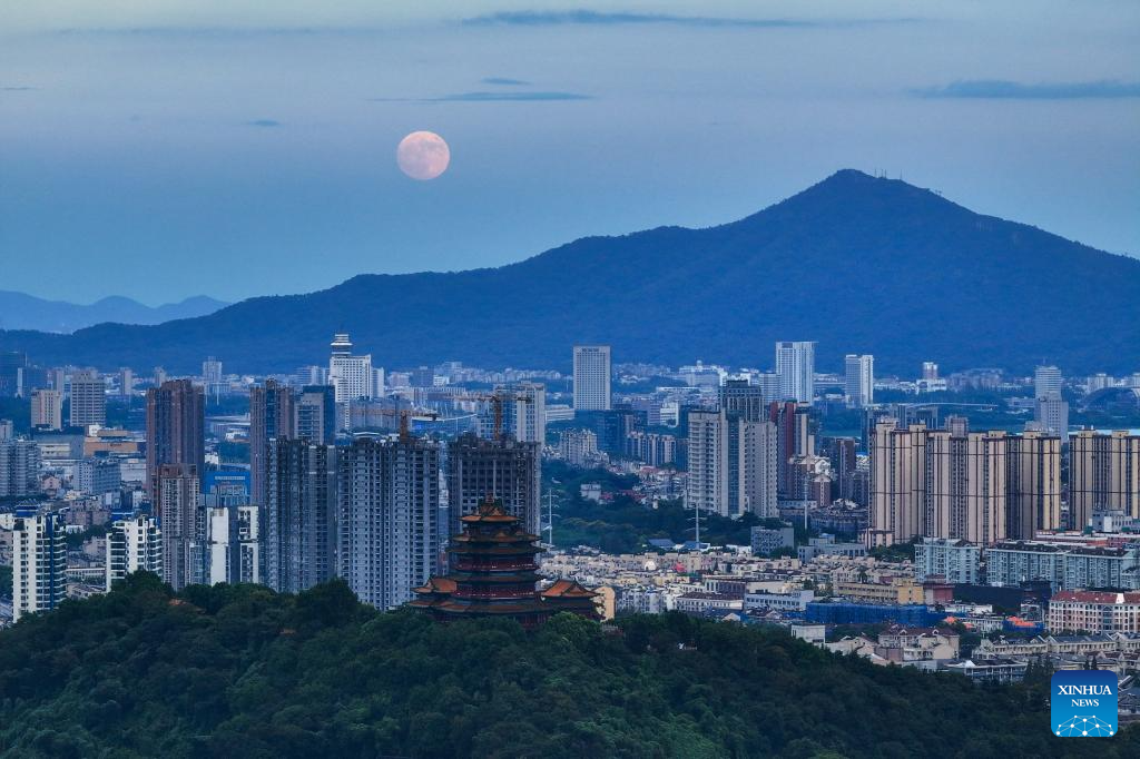 Full moon shines on night of Mid-Autumn Festival in China(图1)