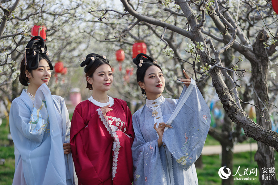 Traditional Chinese costumes fuel consumption growth(图1)