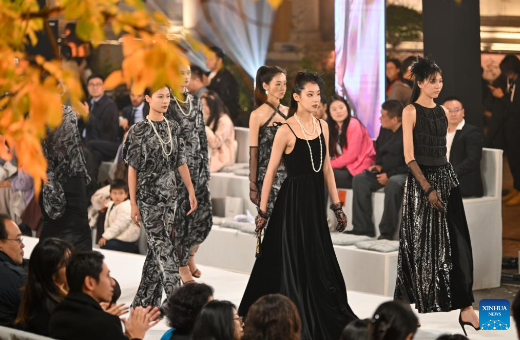 Fashion show staged at Jiefang North Road in Chinas Tianjin(图4)