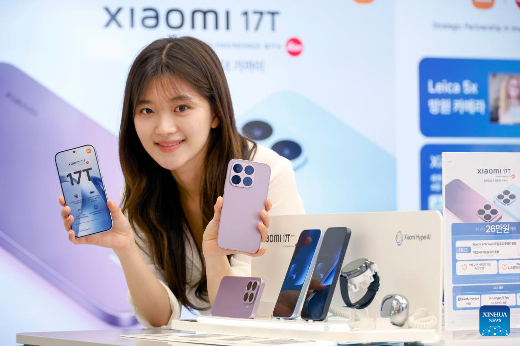 Xiaomis new smartphone presented during launching event at Xiaomi store in Seoul(pic4)