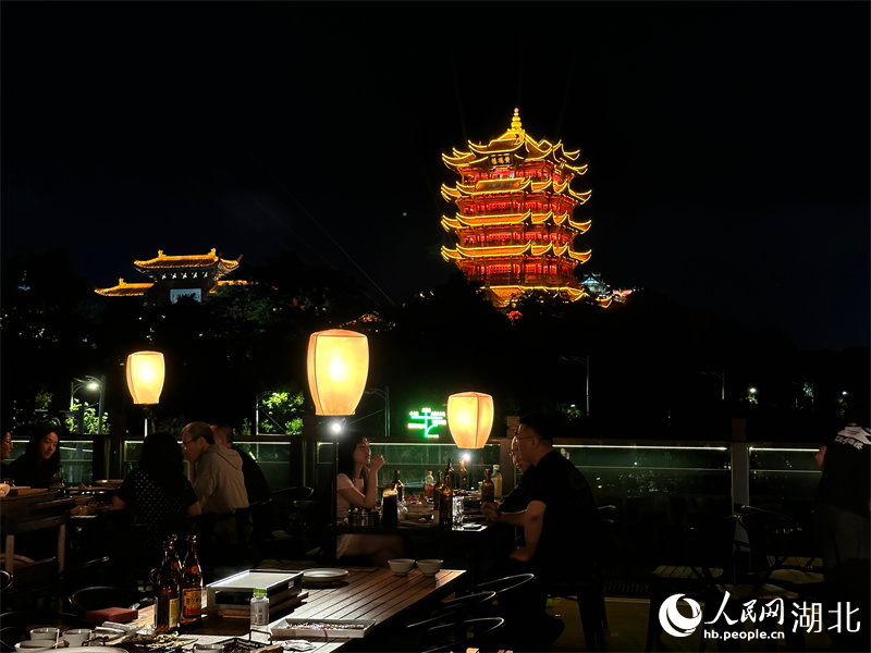 Rooftop economy breathes new life into Wuchang ancient town in C Chinas Hubei(pic2) Rooftop economy breathes new life into Wuchang ancient town in C Chinas Hubei(pic2)